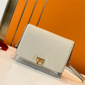FERRAGAMO 페레가모 미듐 트리폴리오백 F621099-4/신상
