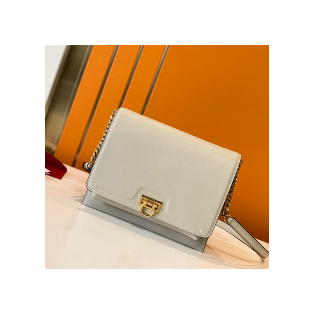 FERRAGAMO 페레가모 미듐 트리폴리오백 F621099-4/신상