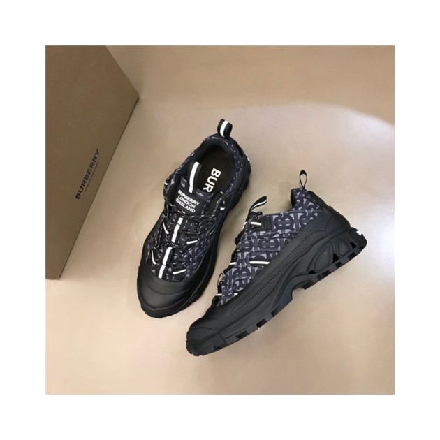 BURBERRY 버버리 남성용 스니커즈 B69880