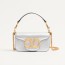 VALENTINO 발렌티노 가라바니 로코 주얼 로고 장식 라미네이트 카프스킨 스몰 숄더백